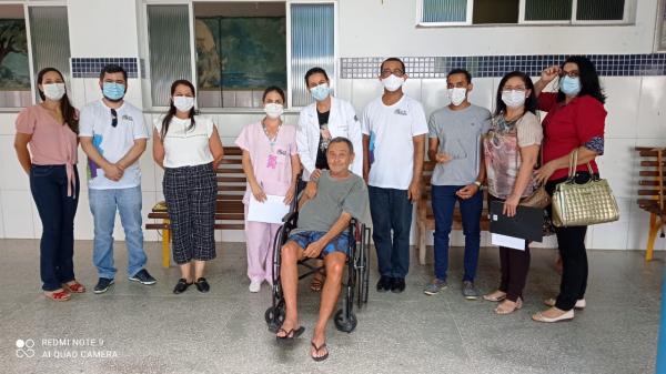Idosos do Lar dos Velhinhos de Guanambi recebem a primeira dose da vacina contra a Covid-19.