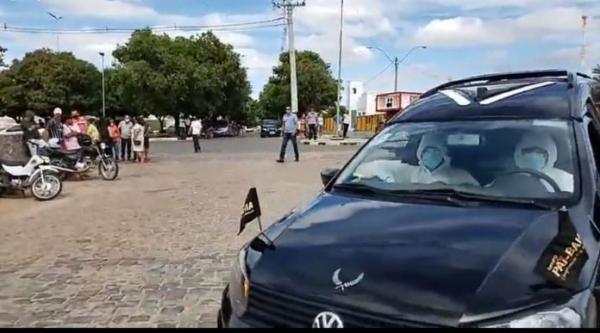 Sob homenagens, Pacheco Gomes foi sepultado em Guanambi.