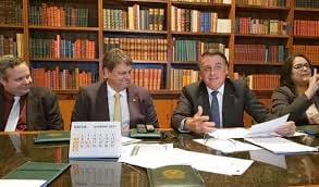 Bolsonaro anuncia isenção do diesel e fim do imposto federal no gás de cozinha.