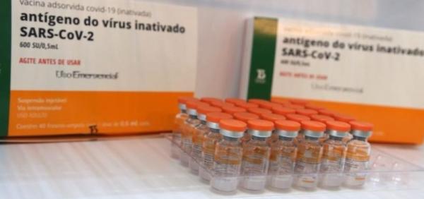 Butantan começa entrega de 3,4 mi de doses da Coronavac nesta terça.