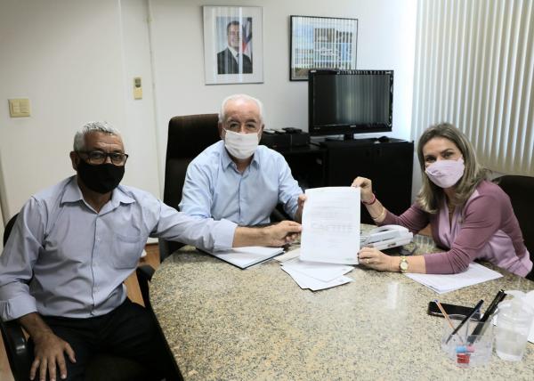 Caetité: secretário autoriza projeto para construção de estrada em Pajeú dos Ventos.