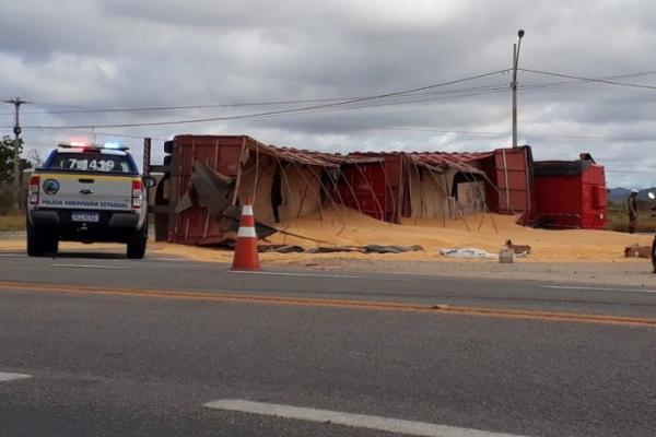 Carreta com suspeita de furto em Igaporã tomba em rotatória em Brumado.