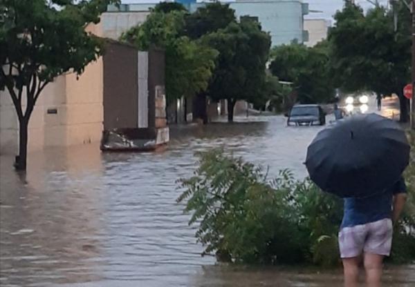 Chuva de 85 mm causou vários pontos de alagamentos em Guanambi.