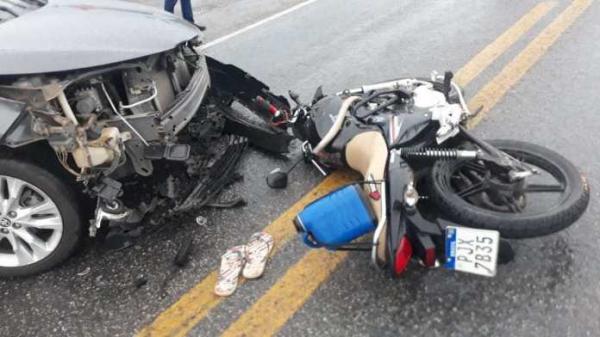 Colisão entre motocicleta e carro na BR-030 deixa um jovem ferido em Guanambi.