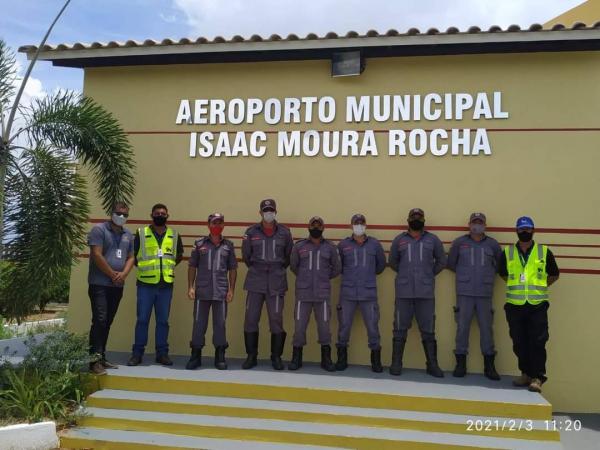 Equipe do Corpo de Bombeiros Militar de Guanambi conhece estrutura do Aeroporto Isaac Moura Rocha.