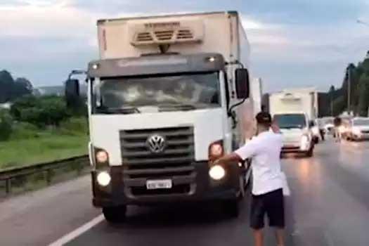 Greve dos caminhoneiros tem baixa adesão e poucos problemas nas rodovias.