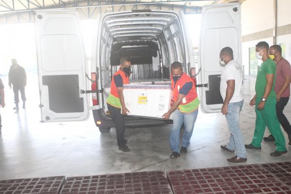 Nova remessa de vacinas contra Covid-19 chegam à Bahia.