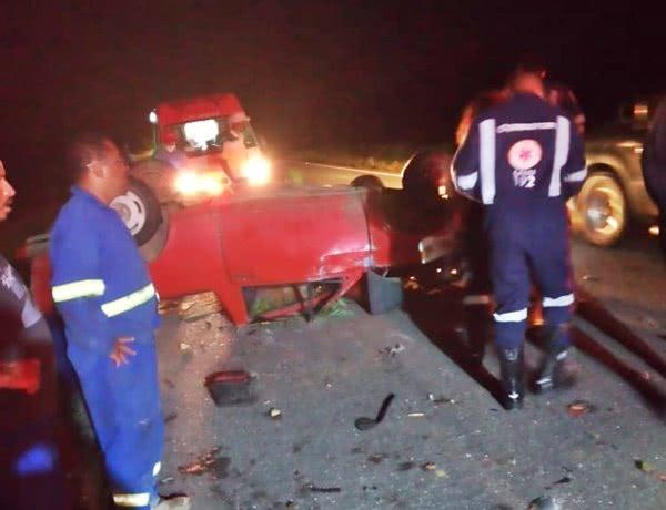 Colisão envolvendo caminhão e carro deixa idoso ferido na BR-030 em Guanambi.