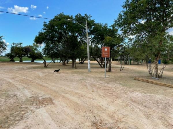 Prefeitura de Carinhanha realiza limpeza no Balneário Pontal e proíbe uso de paredão e entrada de carro.