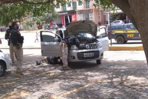 PRF apreende carro roubado e com placa fria na BR-030 em Caetité.