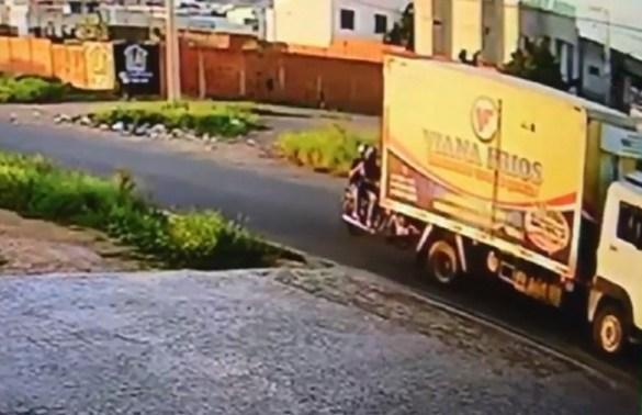 Assaltantes rendem motorista e roubam malote com cerca de R$ 30 mil em Guanambi.
