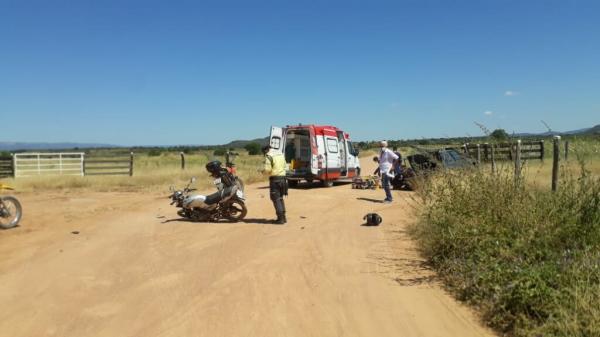 Colisão envolvendo carro e moto deixa duas pessoas feridas na zona rural de Guanambi.
