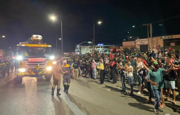 Multidão acompanhou cortejo do corpo de Herzem Gusmão pelas ruas de Vitória da Conquista.
