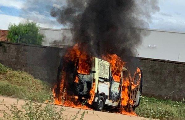 Ambulância de Caetité pega fogo em Guanambi.