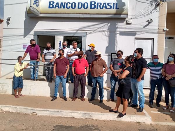 Ato marca protesto contra fechamento do Banco do Brasil em Sebastião Laranjeiras.