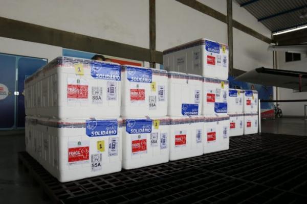 Bahia recebe mais 281.400 doses de vacinas, entre Coronavac e Astrazeneca.