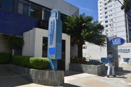 Em Conquista home Insatisfeito com atendimento invadiu Embasa, esfaqueou funcionários e faz mulher de refém.
