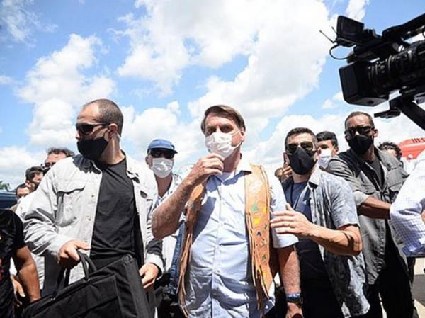 Em Feira de Santana, Bolsonaro critica governadores e agride repórter doo SBT: “Você é idiota?”