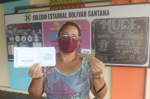 Estado entrega cartões do programa Bolsa Presença para as famílias dos estudantes em condição de vulnerabilidade socioeconômica.