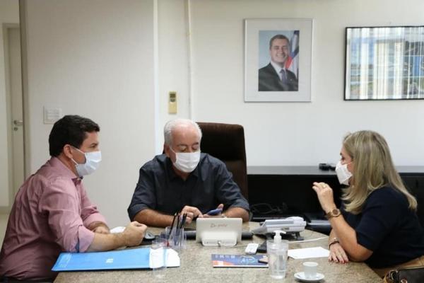 Igaporã: deputada e prefeito pedem celeridade para processo de pavimentação asfáltica.