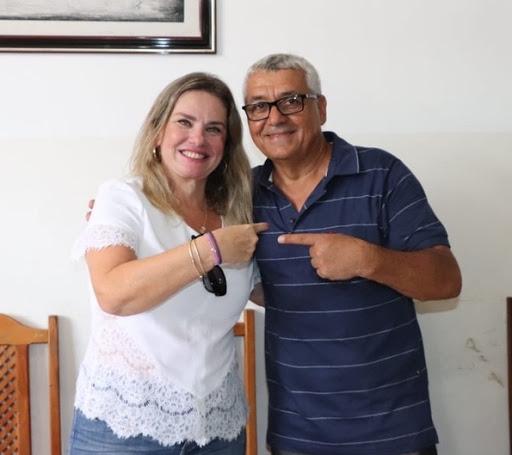 Ivana e Valtércio comemoram publicação do aviso de licitação para sistema de abastecimento de água em Caetité.