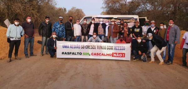 Movimento Cascalho Não, Asfalto Sim, fecha BR-030 por tempo indeterminado cobrando pavimentação asfáltica.