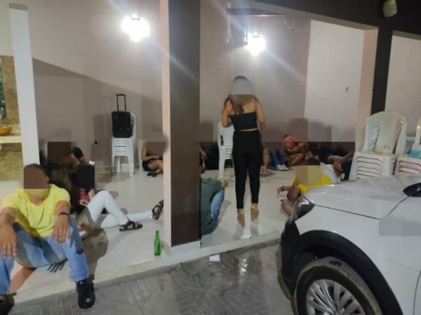 Polícia Militar e Vigilância Sanitária encerram festa com 100 pessoas em Guanambi.