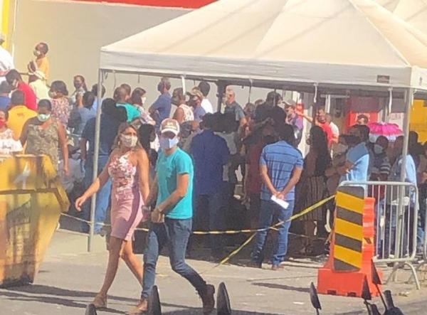 Agências bancárias de Guanambi tiveram manhã com aglomerações em filas.