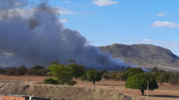 Bombeiros e Smtran controlaram incêndio no lixão de Guanambi.