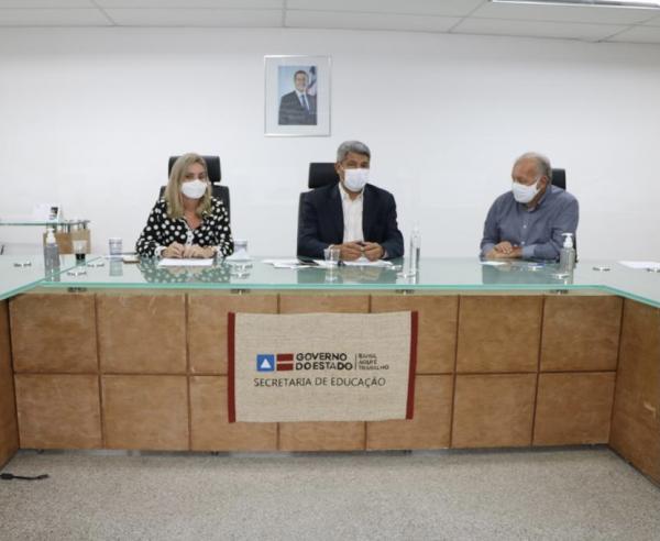 Deputada e prefeito tratam sobre nova unidade de ensino para Iraquara.