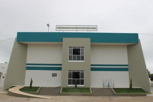 Em novo decreto, Prefeitura de Guanambi altera toque de recolher para 22h e libera academias e igrejas; bares e distribuidoras seguem proibidos. 