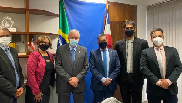 Deputado Charles Fernandes se reúne com o Senador Otto Alencar ao lado de vereadores de Pindaí.
