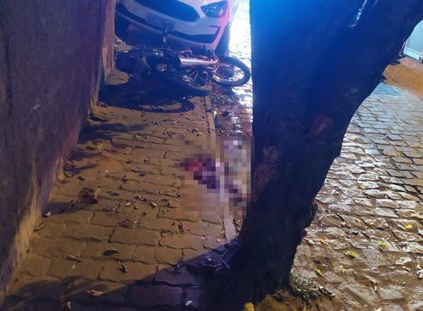 Irmãos ficam gravemente feridos após colidir moto contra árvore em Caetité.