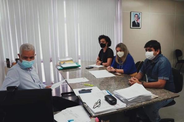 Ivana Bastos e Warlei acompanham pedidos de energia elétrica para Urandi.