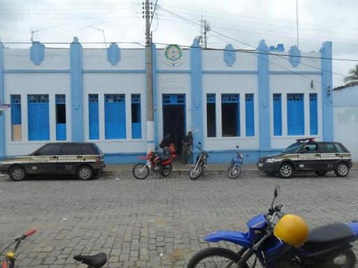 Justiça determina indisponibilidade de bens de prefeito e afasta irmão e cunhada dele dos cargos de secretários em Espinosa.