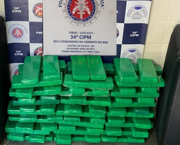Polícia prendeu grávida de gêmeos e marido com 120 quilos de maconha na rodoviária de Brumado.