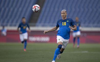 Seleção Brasileira bate a Arábia Saudita por 3 a 1 e avança às quartas como líder.