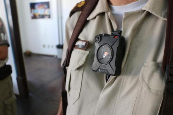 Bahia inicia testes de câmeras acopladas em fardas de policiais.