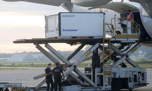 Butantan recebe matéria-prima para 8 milhões de doses de vacina.