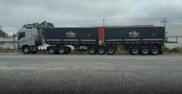 Carreta carregada com sorgo foi roubada em Correntina.