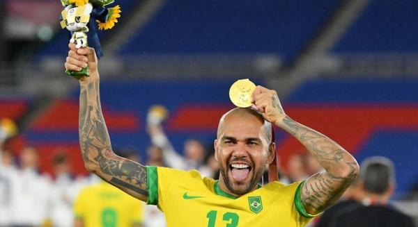 Daniel Alves defende jogadores e pede "respeito" após críticas por não usarem agasalhos do COB.
