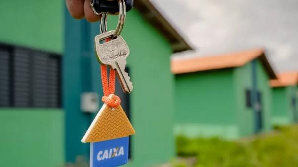 Bolsonaro vai dar R$ 100 milhões em subsídios para policiais financiarem casas com juros mais baixos.