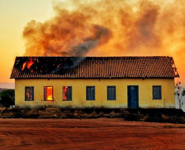 Casarão histórico pega fogo em Guanambi.