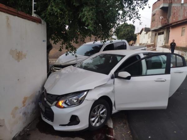 Guanambi: colisão de veículos na Avenida Otávio Mangabeira; condutor ficou ferido.