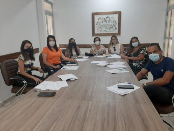 Bancada feminina da Câmara de Guanambi se reúne para conversar sobre outubro rosa.
