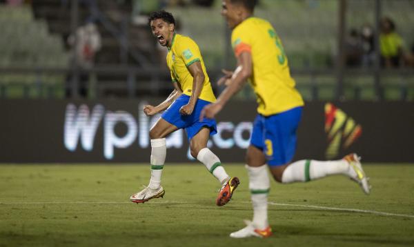 Brasil joga mal, mas vence Venezuela nas Eliminatórias.