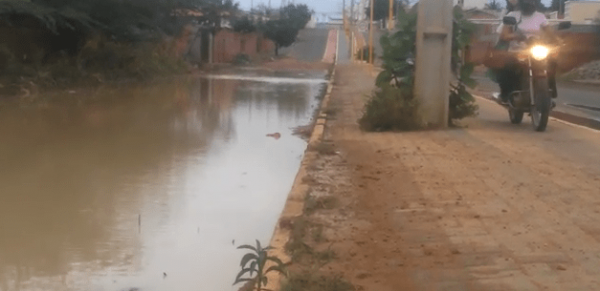 Chuva interdita Avenida em Guanambi.
