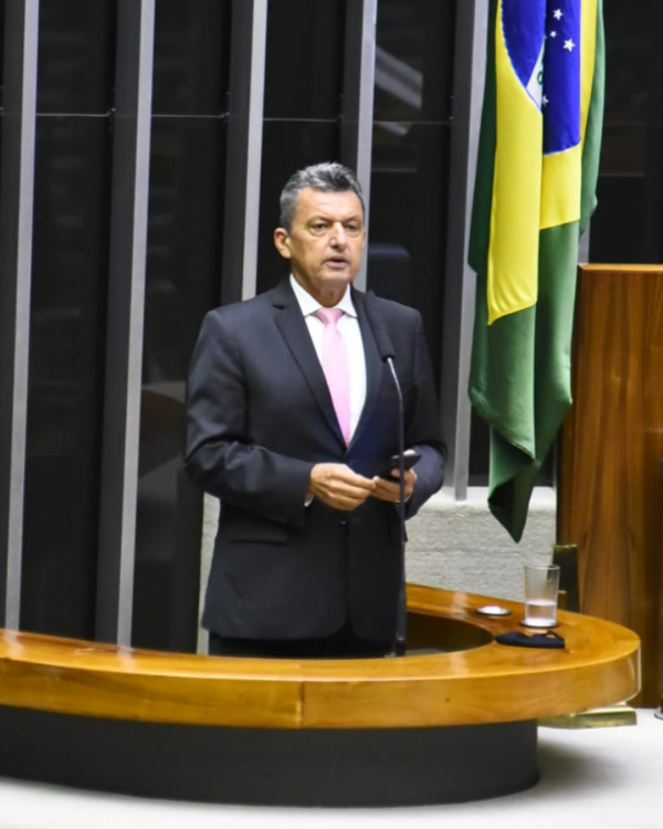 Deputado Charles Fernandes faz homenagem a professor Zé Luiz e assume luta pela Universidade Federal da Serra Geral em Guanambi.