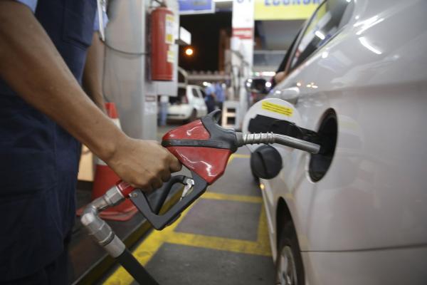 Estados congelam ICMS por 90 dias para tentar conter alta dos combustíveis.