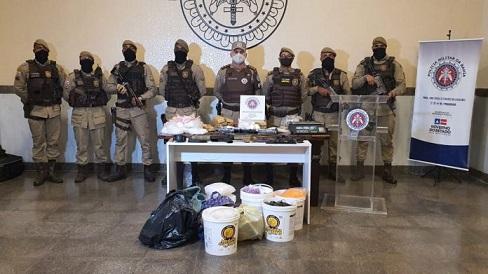 Polícia Militar apreende armamento e drogas que seriam vendidas em paredão.